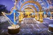 Украшения в виде арок и арф и Манеж, Новый год, Москва