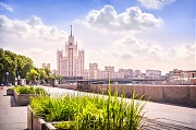Высотка на Котельнической набережной и трава, Москва