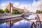 Высотка на Котельнической набережной и Тессинский мост, река Яуза, Москва