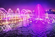 Летний танцующий фонтан и мост в Царицыно, Москва
