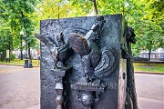 Кукушка и Петух, скульптуры басен Крылова, Патриаршие пруды, Москва