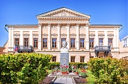 Библиотека-читальня и бюст Пушкина, Москва